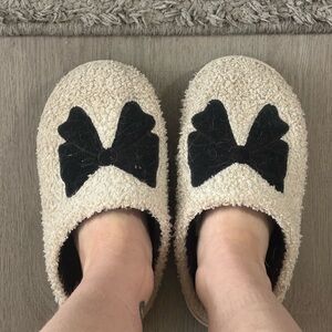 W0RN Cozy Women’s Slippers with Black Bow